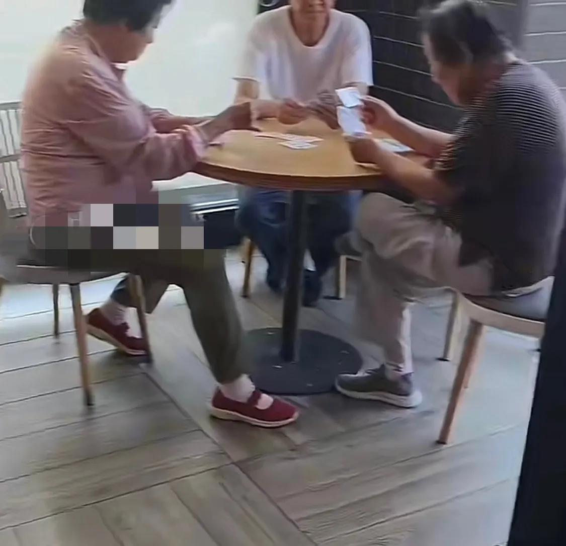 老人为乘凉挤满肯德基 街道办回应