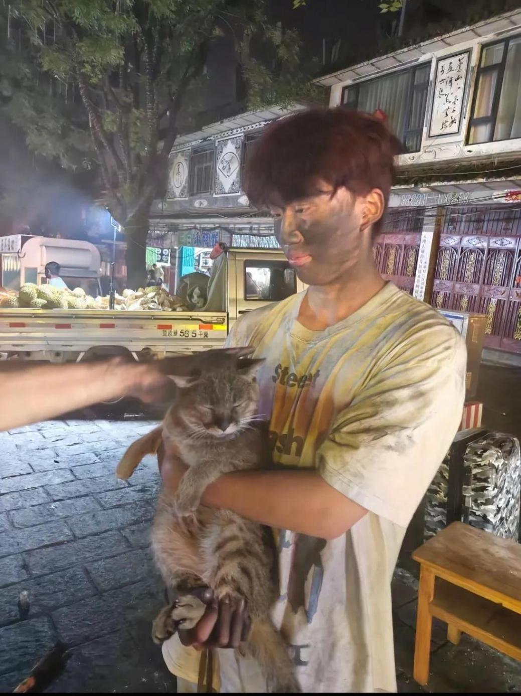 猫咪参加云南火把节秒变黑猫警长