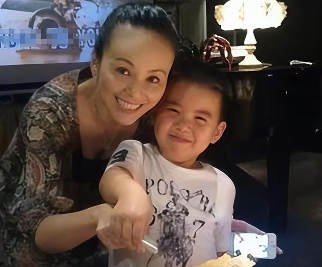 王琳给儿子打电话情绪失控 倪萍哭了